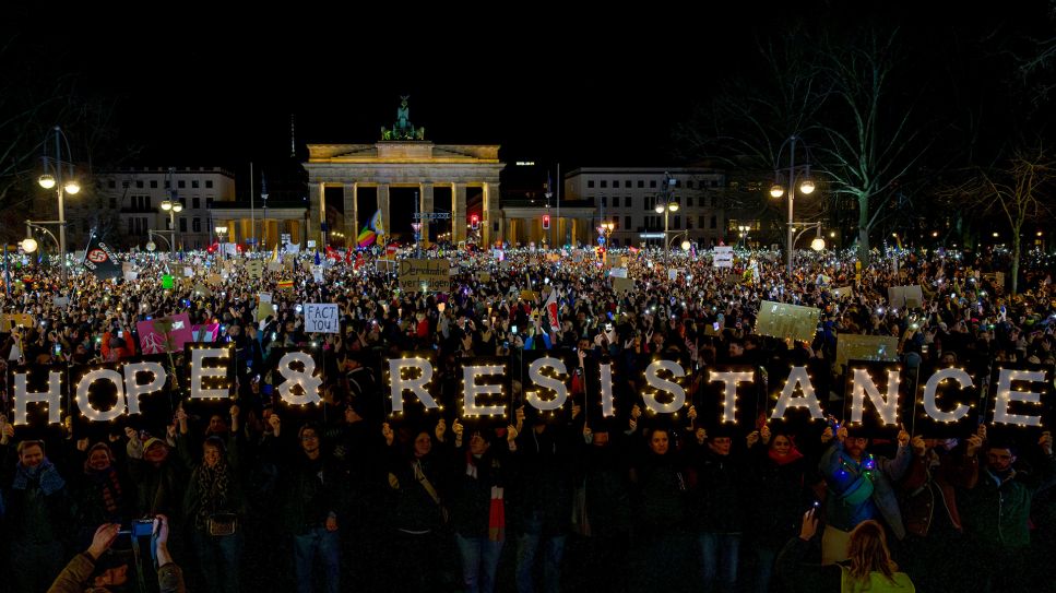 Lichtermeer am Brandenburger Tor für Demokratie und gegen den Rechtsruck, Vorn leuchtende Buchstaben: "Hope & Resistance", Berlin 25.01.2025; © picture alliance/PIC ONE/Stefan Müller