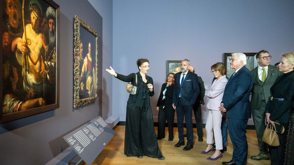 Bundespräsident Frank-Walter Steinmeier (3.v.r), seine Frau Elke Büdenbender (4.v.r), und Oleksii Makeiev (2.v.r), Botschafter der Ukraine in Deutschland, schauen sich die Ausstellung "Von Odesa nach Berlin" an; © picture alliance/dpa/Christophe Gateau