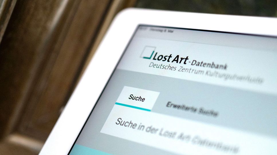 Tablet mit geöffneter Lost Art-Datenbank, in der internationale Such- und Fundmeldungen von NS-Raubkunst veröffentlicht werden; © picture alliance/dpa/Marijan Murat