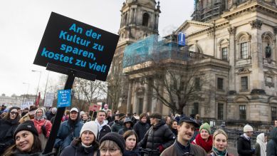 Schild "An der Kultur zu sparen, kostet zu viel!" vor dem Berliner Dom bei der Demonstration der "#unkürzbar!" Demonstration gegen die Sparpläne des Berliner Senats, Berlin, 15.12.2024; © picture alliance/PIC ONE/Ben Kriemann