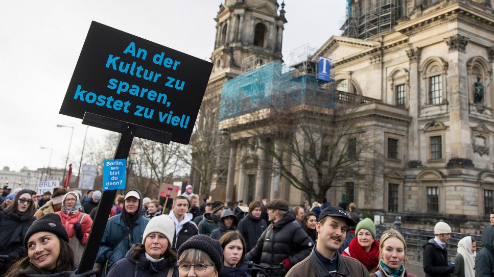 Schild "An der Kultur zu sparen, kostet zu viel!" vor dem Berliner Dom bei der Demonstration der "#unkürzbar!" Demonstration gegen die Sparpläne des Berliner Senats, Berlin, 15.12.2024; © picture alliance/PIC ONE/Ben Kriemann