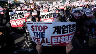 Unterstützer von Yoon Suk Yeol protestieren gegen den Haftbefehl gegen Südkoreas suspendierten Präsidenten; © picture alliance/AP/Ahn Young-joon