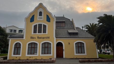 Das Alte Amtsgericht ist eines der vielen Gebäude aus der Kolonialzeit, die der Küstenstadt Swakopmund die Beschreibung "Namibias deutsche Stadt" verleihen; © picture alliance/dpa/Kristin Palitza