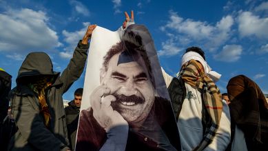 Öcalan ruft zur Auflösung der PKK auf – Jugendliche halten ein Plakat des inhaftierten Anführers der Arbeiterpartei Kurdistans (PKK) © picture alliance/dpa/AP | Metin Yoksu 