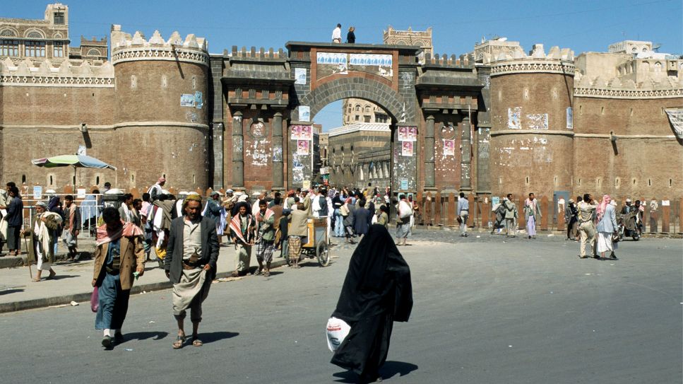 Straßenszene vor dem Bab al-Yemen (Jemen-Tor), Sanaa, Jemen © picture alliance/imageBROKER/Fabian von Poser