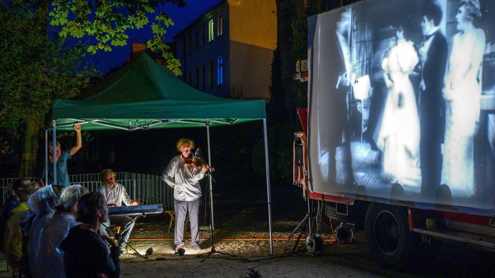 Die Musiker Tobias Rank (Klavier) und Gunthard Stephan (Violine) spielen live zur Vorführung verschiedener Stummfilme, 28.08.2019; © picture alliance/dpa-ZB/Jens Büttner