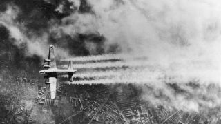 Luftangriff auf Berlin: B-17 "Flying Fortress" fliegt über die Innenstadt, 03.02.1945; © picture alliance/AP Photo