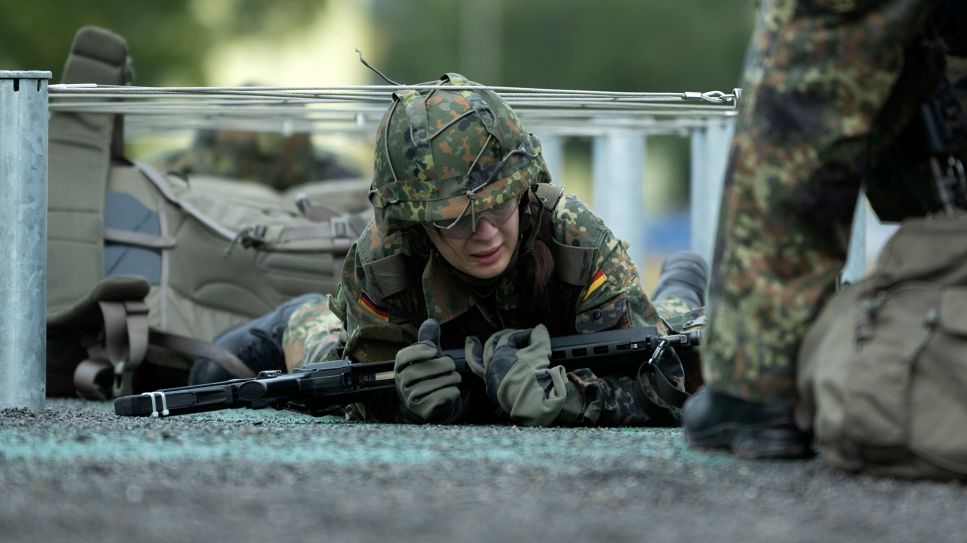 Grundausbildung beim Luftwaffenausbildungsbataillon der Bundeswehr in Germersheim: Soldaten auf der Hindernisbahn, 09.09.2024; © picture alliance/SZ Photo/Rainer Unkel