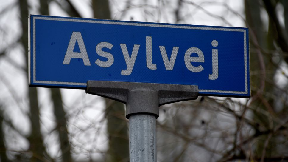 Straßenschild "Asylvej" (Asylweg) im dänischen Sønderborg in der Nähe des Asylcenters; © picture alliance/dpa/Carsten Rehder