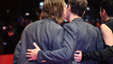 Lars Eidinger (l), Schauspieler, gibt Tom Tykwer, Regisseur, am Eröffnungsabend der Berlinale auf dem Roten Teppich einen Kuss auf die Wange; © picture alliance/dpa/Christoph Soeder