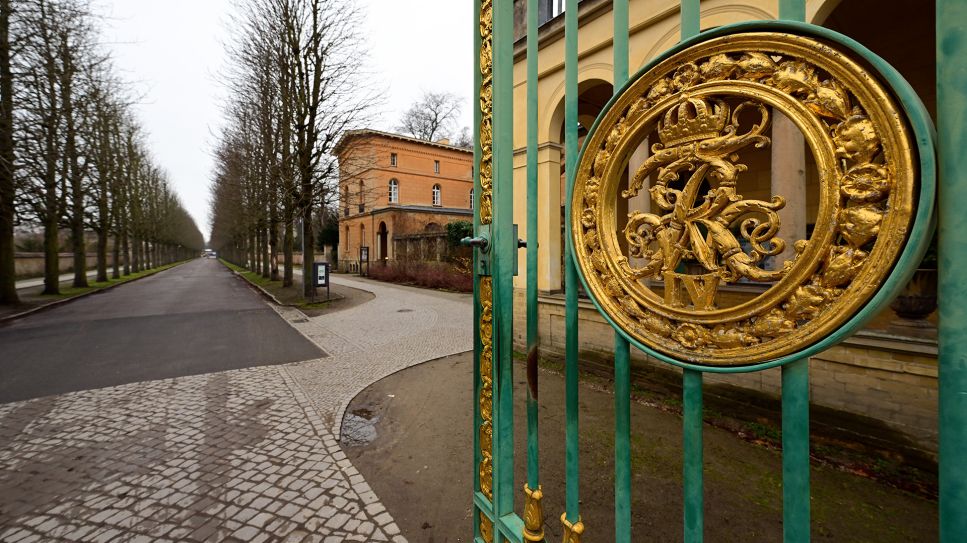 Eingang Grünes Gitter zum Schlosspark Sanssouci in der Brandenburger Vorstadt, Potsdam 09.03.2023; © picture alliance/dpa/Soeren Stache