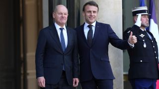 Der französische Präsident Emmanuel Macron,r, begrüßt den deutschen Bundeskanzler Olaf Scholz bei seiner Ankunft zu einem informellen Treffen der Staats- und Regierungschefs der wichtigsten EU-Länder und des Vereinigten Königreichs im Elyseepalast in Paris, 17.02.2025; © picture alliance/dpa/AP/Aurelien Morissard