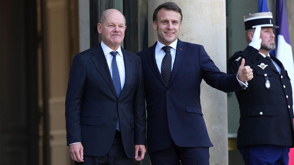 Der französische Präsident Emmanuel Macron,r, begrüßt den deutschen Bundeskanzler Olaf Scholz bei seiner Ankunft zu einem informellen Treffen der Staats- und Regierungschefs der wichtigsten EU-Länder und des Vereinigten Königreichs im Elyseepalast in Paris, 17.02.2025; © picture alliance/dpa/AP/Aurelien Morissard