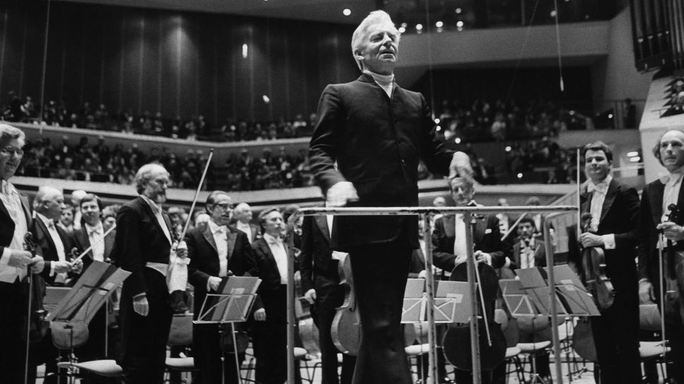 Herbert von Karajan dirigiert die Berliner Philharmoniker © picture alliance/dpa