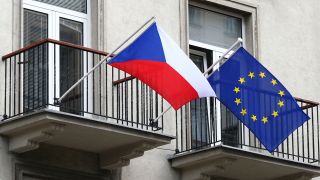 Die Europafahne neben der Fahne von Tschechien an Balkonen in Prag. © picture alliance / R. Goldmann / Ralph Goldmann