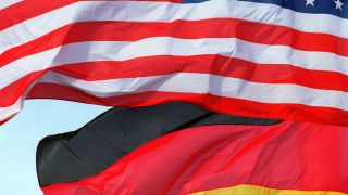 US-amerikanische und die deutsche Fahne © picture alliance / Caro | Meyerbroeker