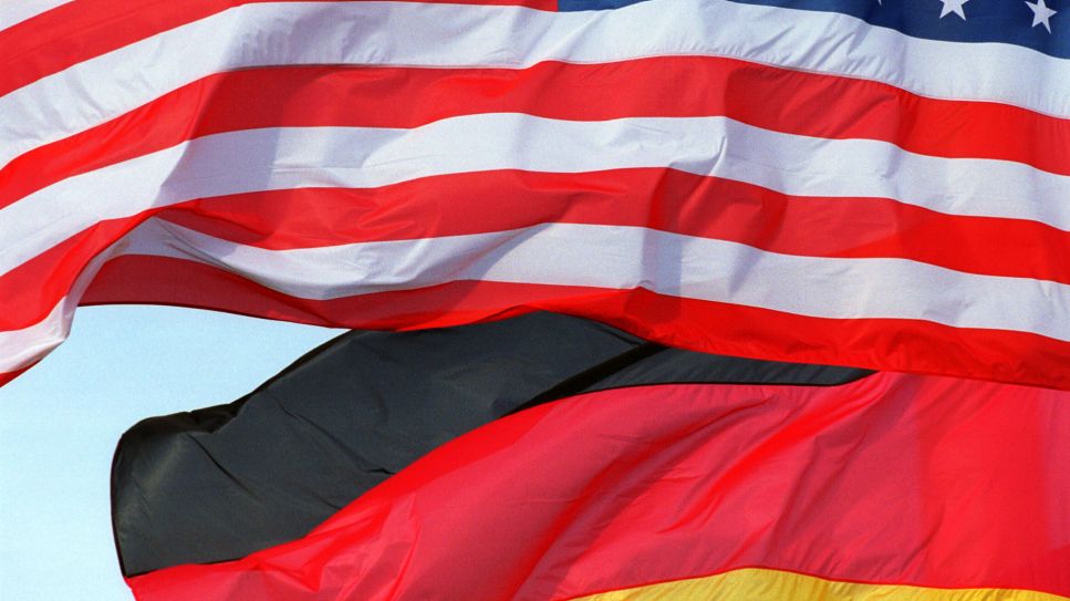 US-amerikanische und die deutsche Fahne © picture alliance / Caro | Meyerbroeker