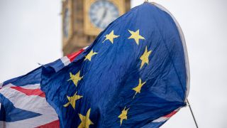 Der britische Union Jack und die EU-Flagge vor dem Big Ben © Sipa USA / SOPA Images / picture alliance/dpa