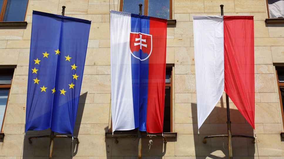 Europaflagge, Slowakische Flagge und Flagge der Stadt Bratislava, Neues Rathaus am Primatial Platz in Bratislava © IMAGO / Werner Otto