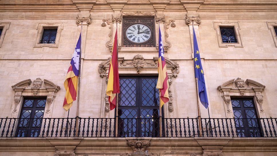 Palma de Mallorca – historisches Rathaus mit Fahnen; © picture alliance/imageBROKER.com/Michael Weber