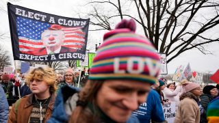 "Elect a clown – Expect a circus": Plakat bei einer Demo in Washington, 18.01.2025; © picture alliance/AP/Mike Stewart