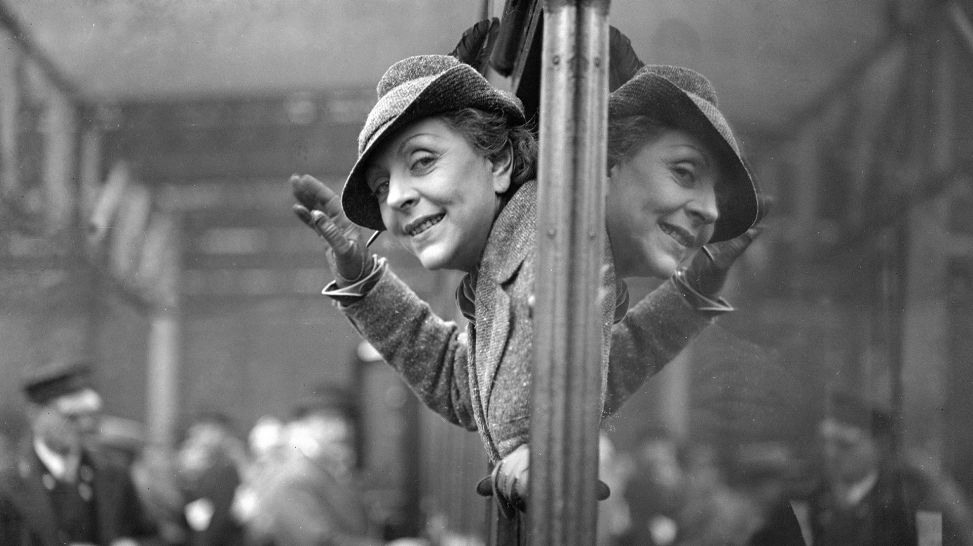 Vicki Baum bei derAbfahrt ihre Zuges vom Bahnhof Waterloo 1936 © imago images/ United Archives International