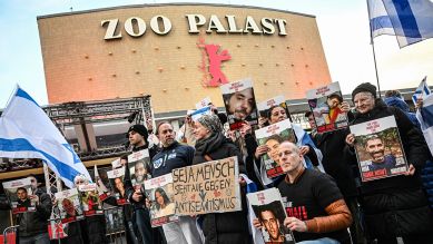 Jüdische Filmschaffende demonstrieren vor dem Zoo Palast gegen die Berlinale-Gala, Berlin 25.02.2024; © imago-images.de/Maurizio Gambarini