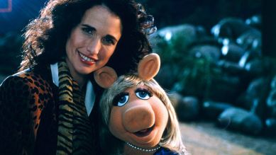 Andie MacDowell u. Miss Piggy (Frank Oz) in "Muppets from Space" (1999) © IMAGO / EntertainmentPictures