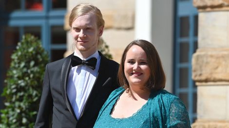 Ricarda Lang mit Lebensgefährte Florian Wilsch bei der Eröffnung der Bayreuther Richard Wagner Festspiele, 2022; © imago-images.de/FrankHoermann/Sven Simon