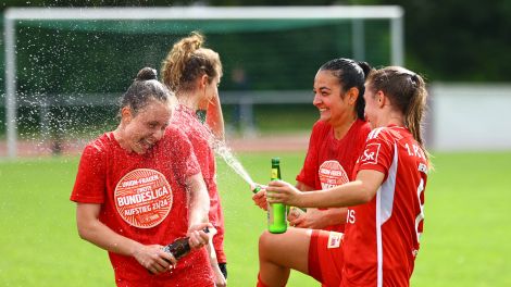 Sport und Zusammenhalt 1. FC Union Berlin Frauen feiern den Aufstieg in die 2. Bundesliga; © imago-images.de/Lobeca/RH