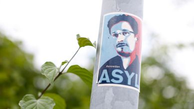 Das Konterfei des Whistleblowers Edward Snowden auf einer Laterne. © picture alliance/ Geisler-Fotopress/ Christoph Hardt