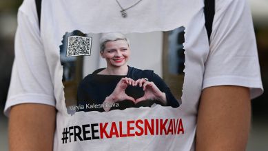 Eine Frau traägt einT-Shirt mit einem Bild von Maria Kolesnikowa und der Aufschrift #freekalesnikava © IMAGO/Artur Widak