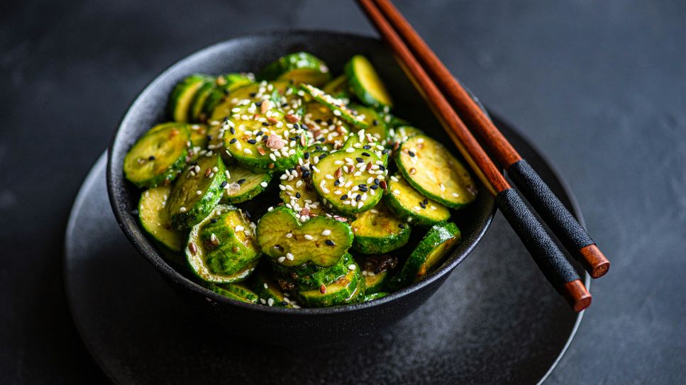 Asiatischer Gurkensalat mit Sesam © IMAGO / Cavan Images