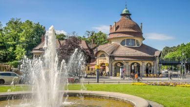 S-Bahnhof und Springbrunnen am Mexikoplatz, Berlin-Zehlendorf; © imago-images.de/Schoening