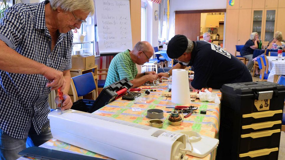 Repaircafe in Beeck, 2018; © imago-images.de/Herbert Höltgen