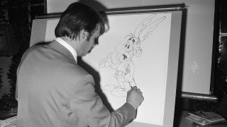 Albert Uderzo zeichnet Asterix an einem Flipchart, Amsterdam um 1971; © imago-images.de/piemags