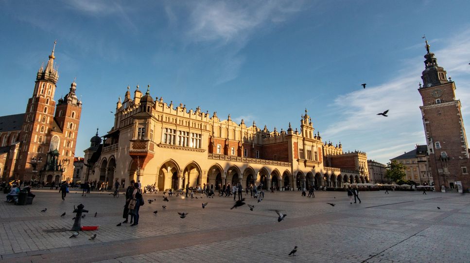 Krakau - Altstadt mit Tuchhallen und Tauben; © imago-images.de/Dreamstime Wirestock