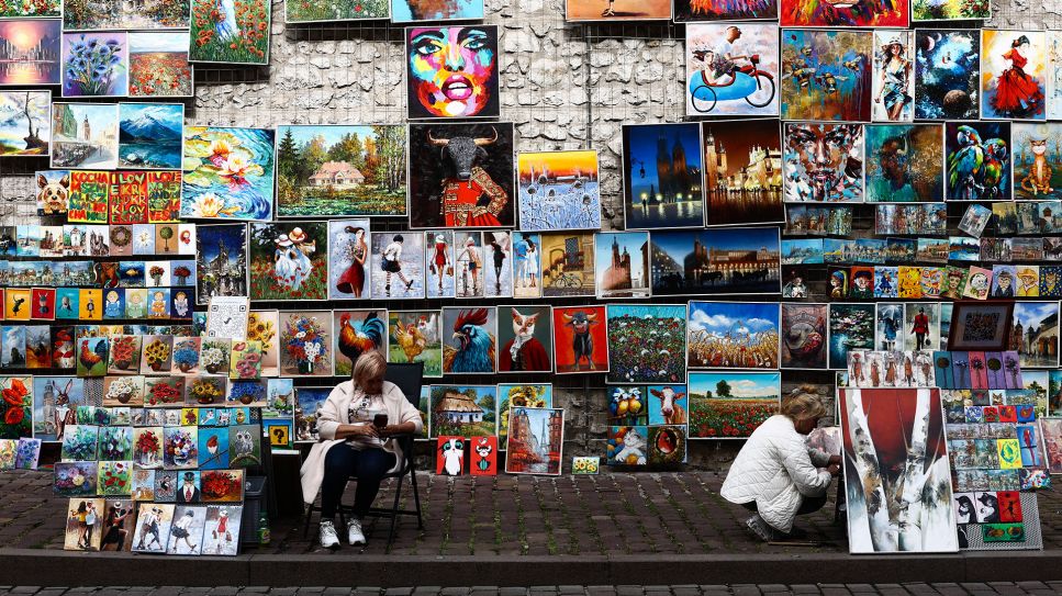 Krakau – Straßengalerie mit Gemälden; © imago-images.de/Jakub Porzycki