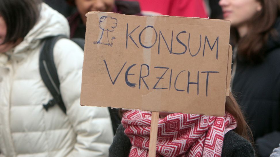 Unter dem Hashtag NeustartKlima fand im Rahmen des globalen Klimastreik s eine Demonstration der Bewegung Fridays For Future in Frankfurt statt, Hessen, Deutschland. Plakat mit Aufschrift Konsumverzicht. © IMAGO/ Ralph Peters