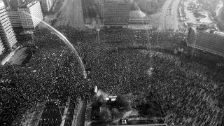 Menschenmassen auf dem Alexanderplatz in Berlin Ost während der Demonstration am 4. November 1989 für Meinungs- und Versammlungsfreiheit sowie eine reformierte DDR. © imago images/ Stana