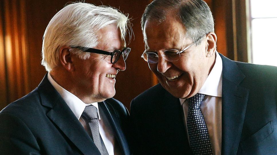 Frank Walter Steinmeier und Sergej Wiktorowitsch Lawrow bei einem Treffen in der Normandie 2016, wo die Lage in der Ost-Ukraine besprochen wurde © IMAGO/ ITAR-TASS 