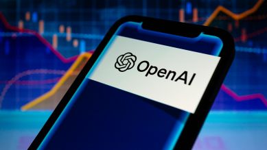 OpenAI – Logo auf einem Smartphone vor Hüllkurven; © imago-images.de/Andre M. Chang