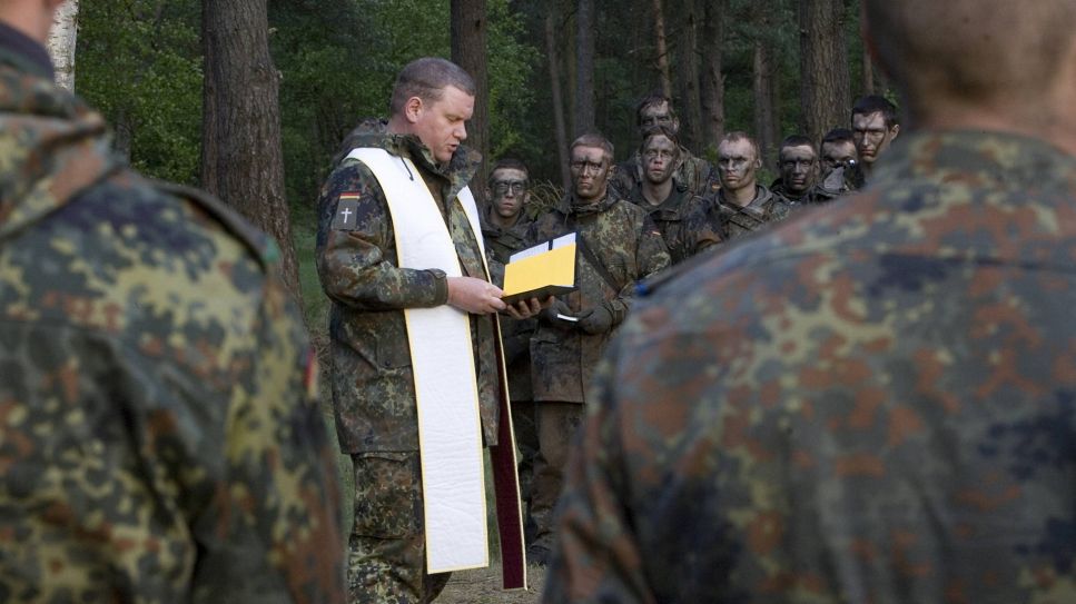 Ein evangelischer Militärpfarrer feiert mit Rekruten der Panzertruppenschule Munster einen Feldgottesdienst, 09.05.2007; © imago-images.de/epd