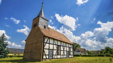 Dorfkirche Dümde © IMAGO/imageBROKER/Lothar Steiner