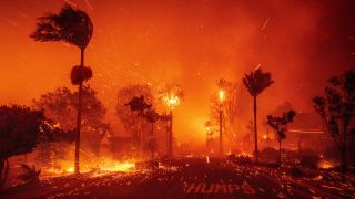 Feuer in der Nähe von Los Angeles © picture alliance / AP | Ethan Swope