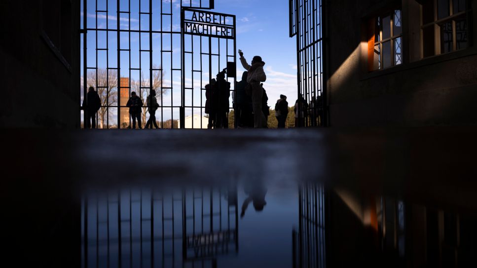 Besucher gehen am "Tag des Gedenkens an die Opfer des Nationalsozialismus" durch das Tor der Gedenkstätte Sachsenhausen in Oranienburg © picture alliance/ AP/ Markus Schreiber 