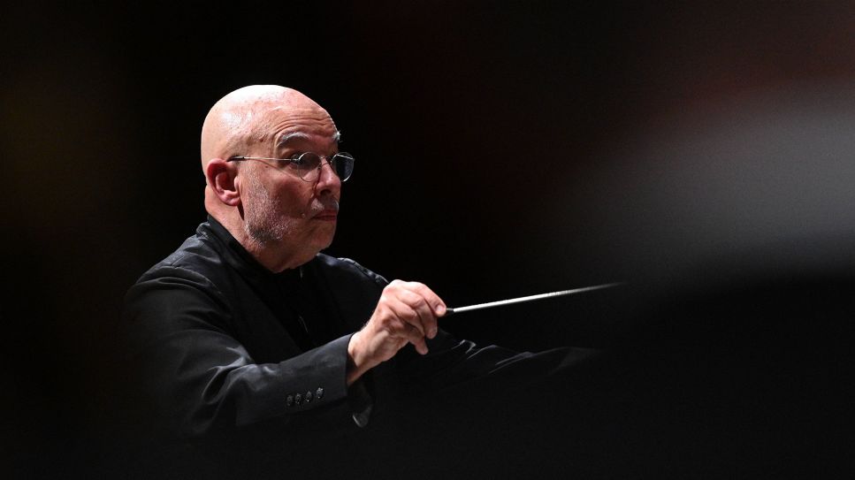 Dennis Russell Davies, hier mit der Philharmonie Brünn, 01.01.2020; © imago-images.de/Igor Zehl