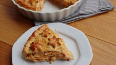 Timbale, gefüllt mit Nudeln, Tomaten und Bechamel; © imago-images.de/SaraTM