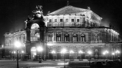 Nachtaufnahme der wiederaufgebauten Semperoper auf dem Theaterplatz, Dresden 13.02.1985; © picture alliance/SZ Photo/Peter Probst