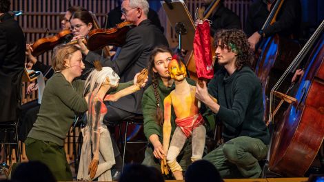 107. radio3 Kinderkonzert | Magie im Wald | Prinzessin und Prinz und die Puppenspieler: Emma Teichert, Christine Zeides, Jago Schlingensiepen © Thomas Ernst